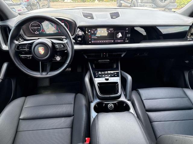 Photo of 2024 Carrara White Metallic Porsche Cayenne