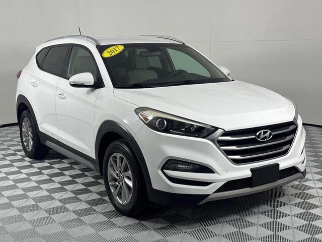 Photo of 2017 Dazzling White Hyundai TUCSON