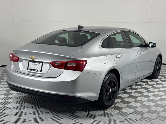 Photo of 2017 Silver Chevrolet Malibu