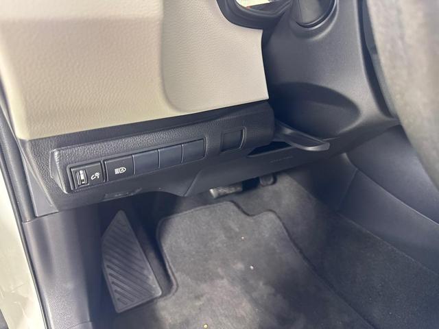 Photo of 2020 White Toyota Corolla