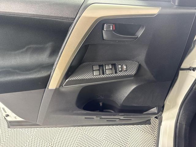 Photo of 2013 White Toyota RAV4