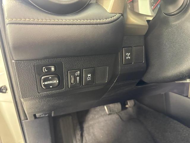 Photo of 2013 White Toyota RAV4