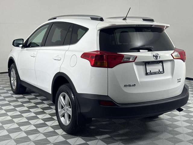 Photo of 2013 White Toyota RAV4