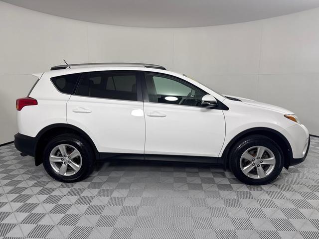 Photo of 2013 White Toyota RAV4
