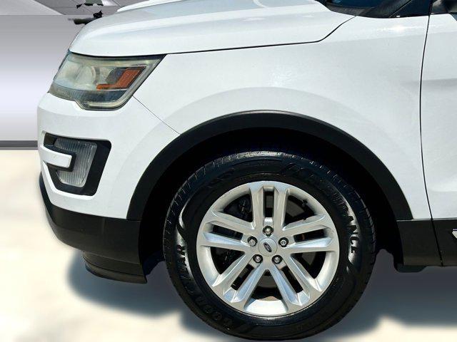 Photo of 2017 White Ford Explorer