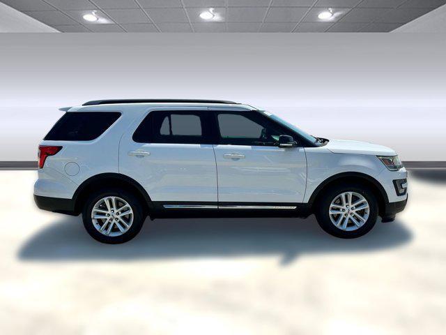 Photo of 2017 White Ford Explorer