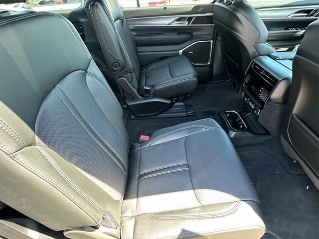 Photo of 2025 Silver Zynith Jeep Wagoneer