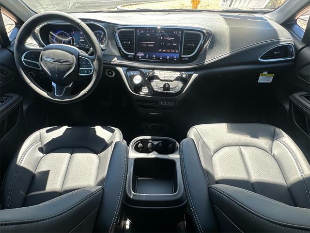 Photo of 2025 Bright White Chrysler Pacifica