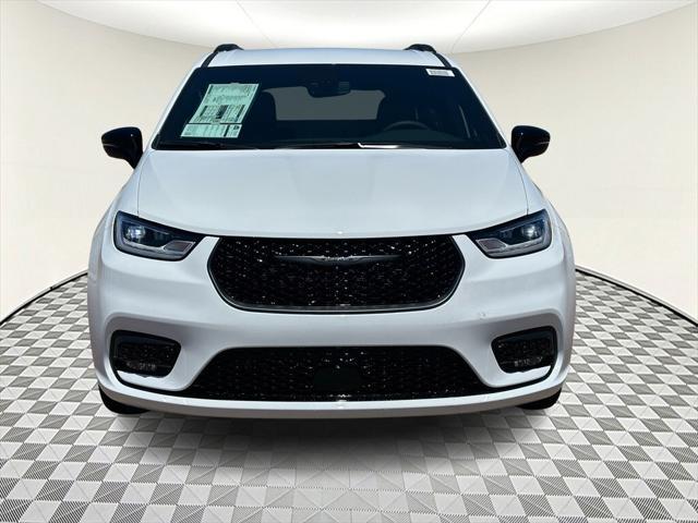 Photo of 2025 Bright White Chrysler Pacifica