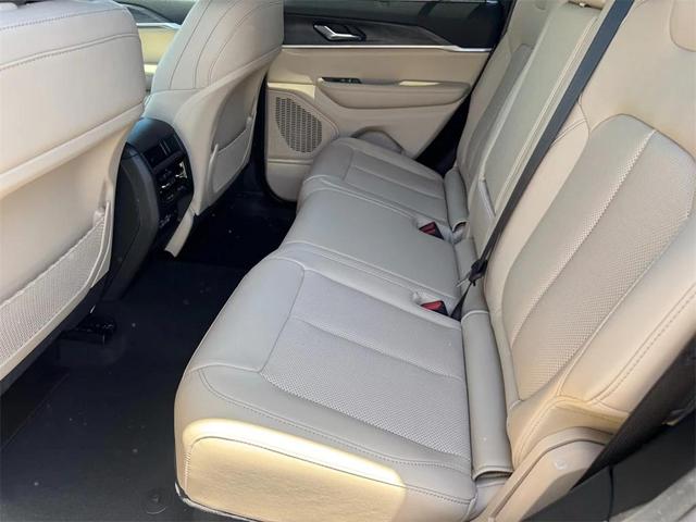 Photo of 2025 Diamond Black Crystal Pearlcoat Jeep Grand Cherokee