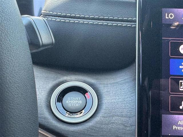 Photo of 2025 Diamond Black Crystal Pearlcoat Jeep Grand Cherokee