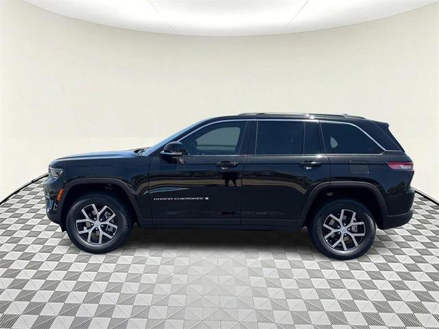 Photo of 2025 Diamond Black Crystal Pearlcoat Jeep Grand Cherokee