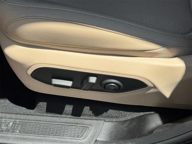 Photo of 2025 Diamond Black Crystal Pearlcoat Jeep Grand Cherokee