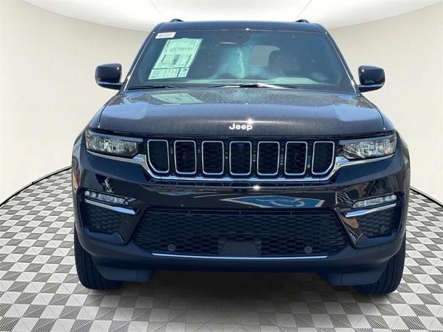 Photo of 2025 Diamond Black Crystal Pearlcoat Jeep Grand Cherokee