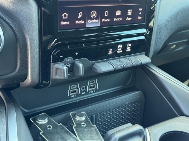 Photo of 2025 Diamond Black Crystal Pearlcoat RAM 1500