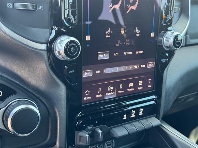 Photo of 2025 Diamond Black Crystal Pearlcoat RAM 1500