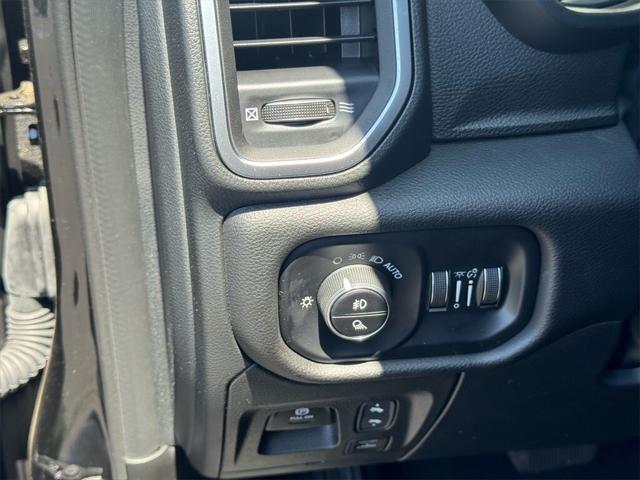 Photo of 2025 Diamond Black Crystal Pearlcoat RAM 1500