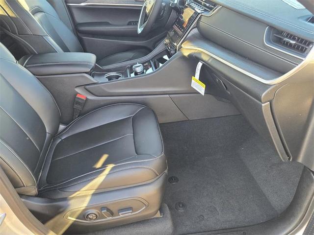 Photo of 2025 Silver Zynith Jeep Grand Cherokee