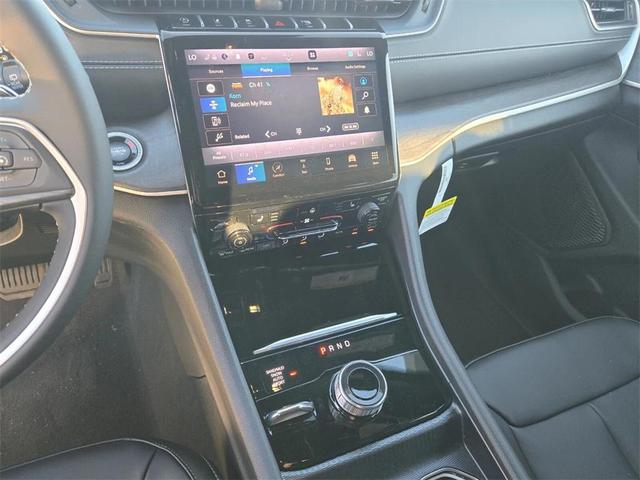 Photo of 2025 Silver Zynith Jeep Grand Cherokee