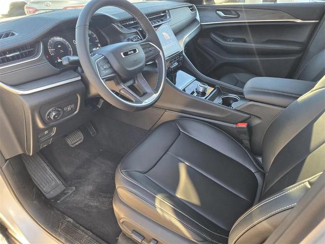 Photo of 2025 Silver Zynith Jeep Grand Cherokee