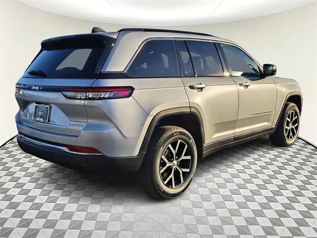 Photo of 2025 Silver Zynith Jeep Grand Cherokee