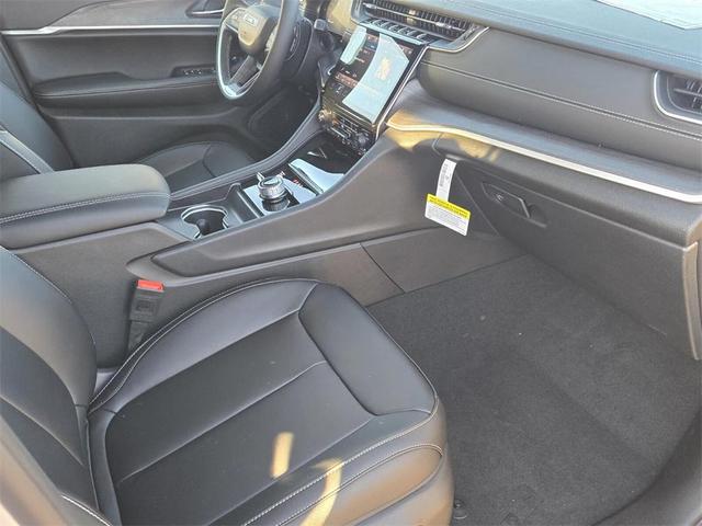 Photo of 2025 Silver Zynith Jeep Grand Cherokee