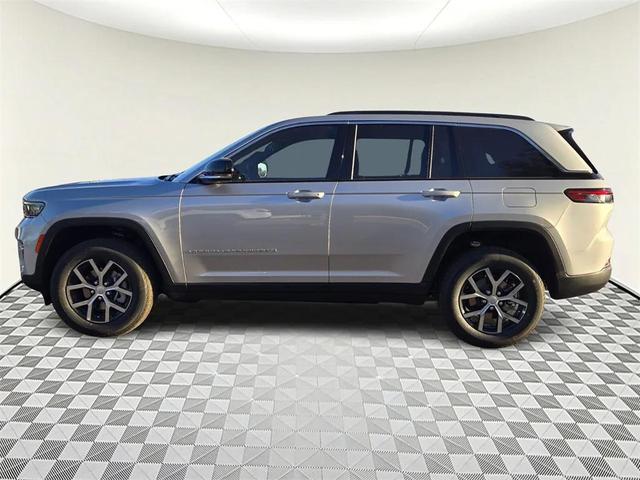Photo of 2025 Silver Zynith Jeep Grand Cherokee