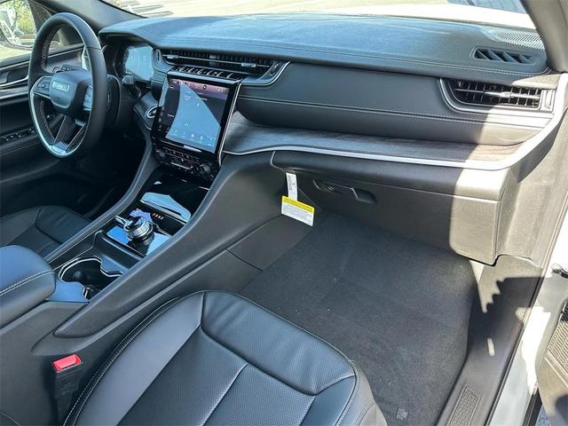 Photo of 2025 Silver Zynith Jeep Grand Cherokee