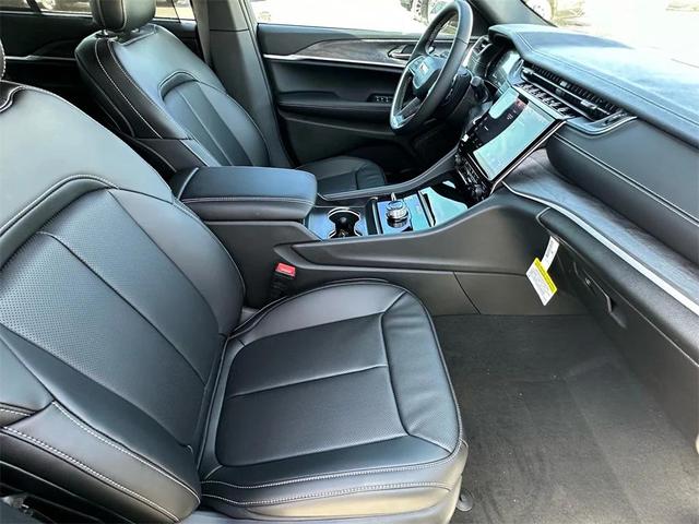 Photo of 2025 Silver Zynith Jeep Grand Cherokee