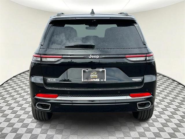Photo of 2025 Diamond Black Crystal Pearlcoat Jeep Grand Cherokee