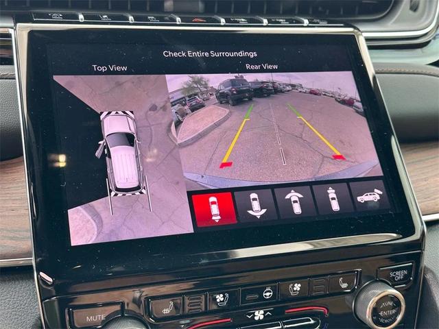Photo of 2025 Diamond Black Crystal Pearlcoat Jeep Grand Cherokee
