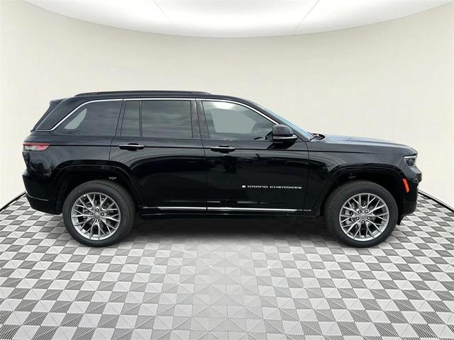 Photo of 2025 Diamond Black Crystal Pearlcoat Jeep Grand Cherokee