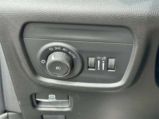 Photo of 2025 Diamond Black Crystal Pearlcoat Jeep Grand Cherokee