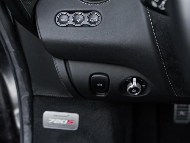 Photo of 2020 Onyx Black McLaren 720S