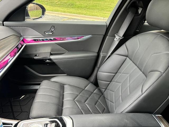 Photo of 2024 Black Sapphire Metallic BMW i7