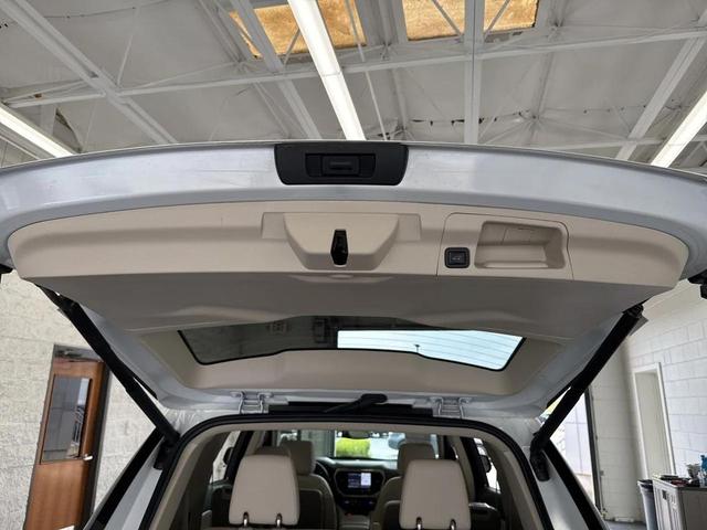 Photo of 2023 White Frost Tricoat GMC Acadia