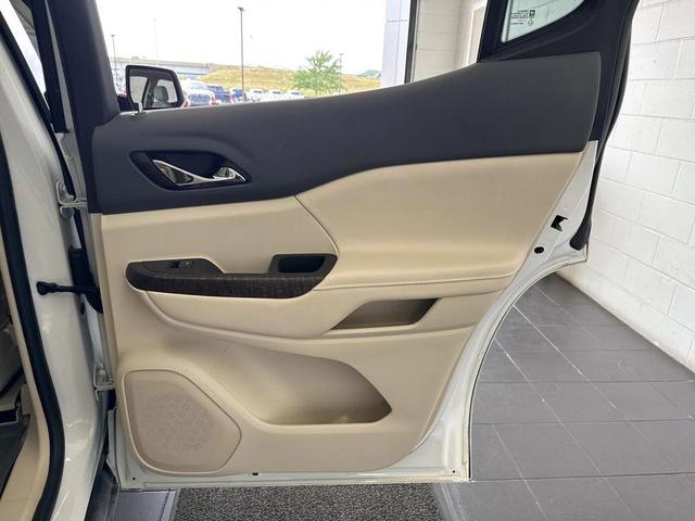 Photo of 2023 White Frost Tricoat GMC Acadia