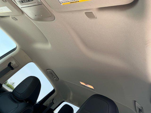 Photo of 2022 Summit White GMC Canyon