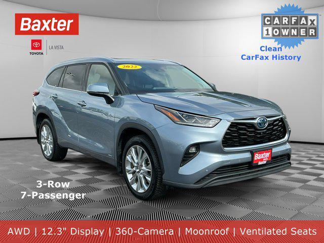 Photo of 2022 Silver Toyota Highlander Hybrid