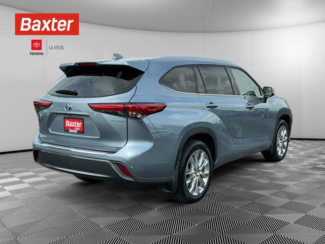 Photo of 2022 Silver Toyota Highlander Hybrid