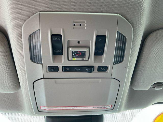 Photo of 2022 Silver Toyota Highlander Hybrid