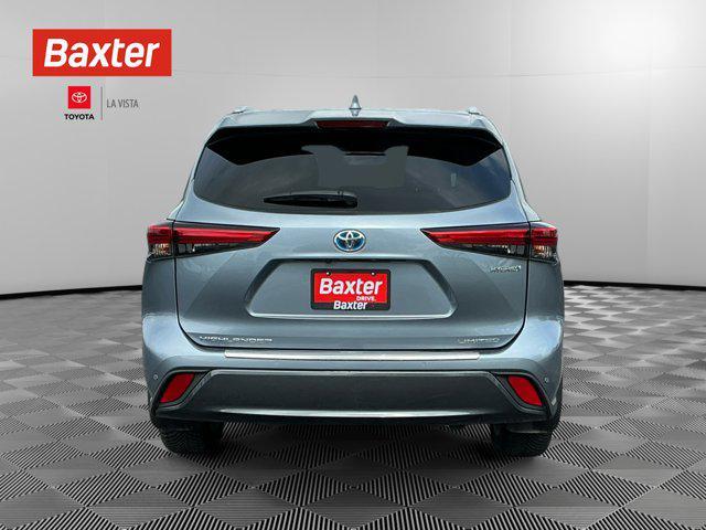 Photo of 2022 Silver Toyota Highlander Hybrid