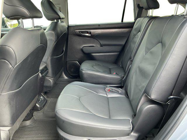 Photo of 2022 Silver Toyota Highlander Hybrid