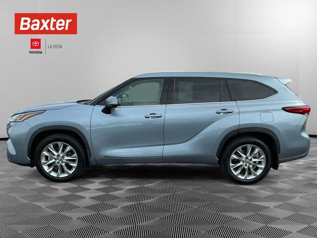 Photo of 2022 Silver Toyota Highlander Hybrid