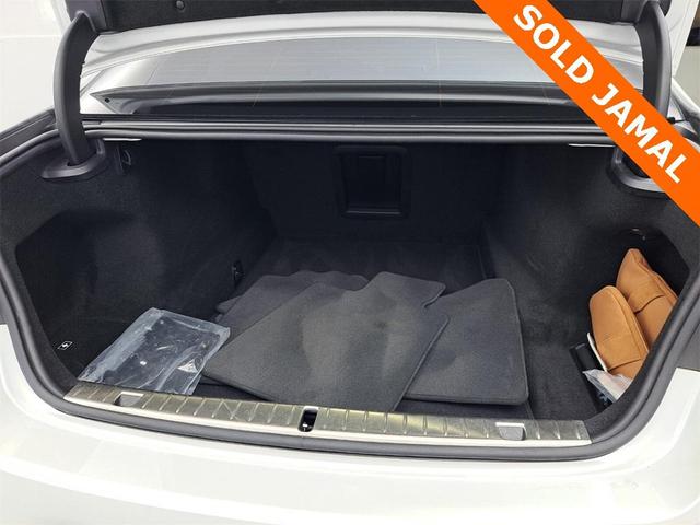 Photo of 2022 Mineral White Metallic BMW 750