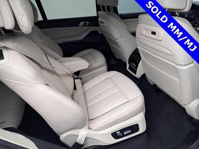 Photo of 2022 Mineral White Metallic BMW X7