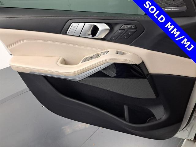 Photo of 2022 Mineral White Metallic BMW X7