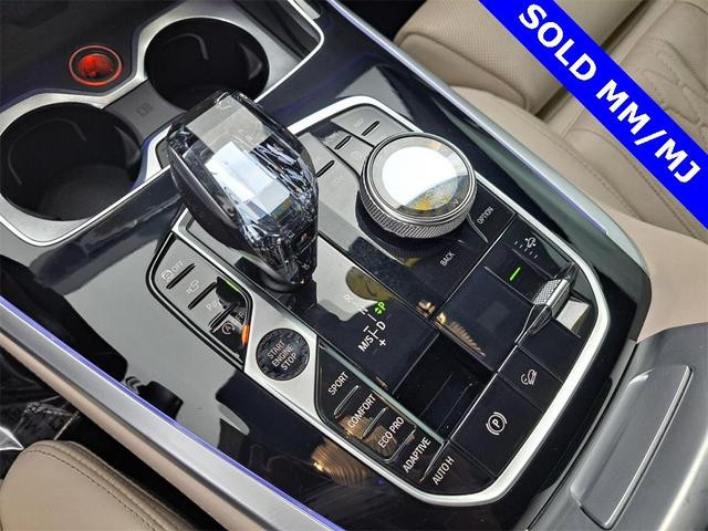 Photo of 2022 Mineral White Metallic BMW X7