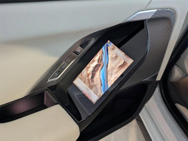 Photo of 2025 Alpine White BMW i7