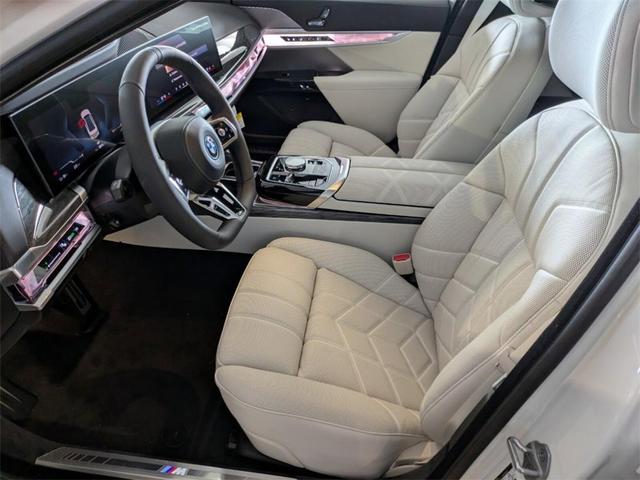 Photo of 2025 Alpine White BMW i7